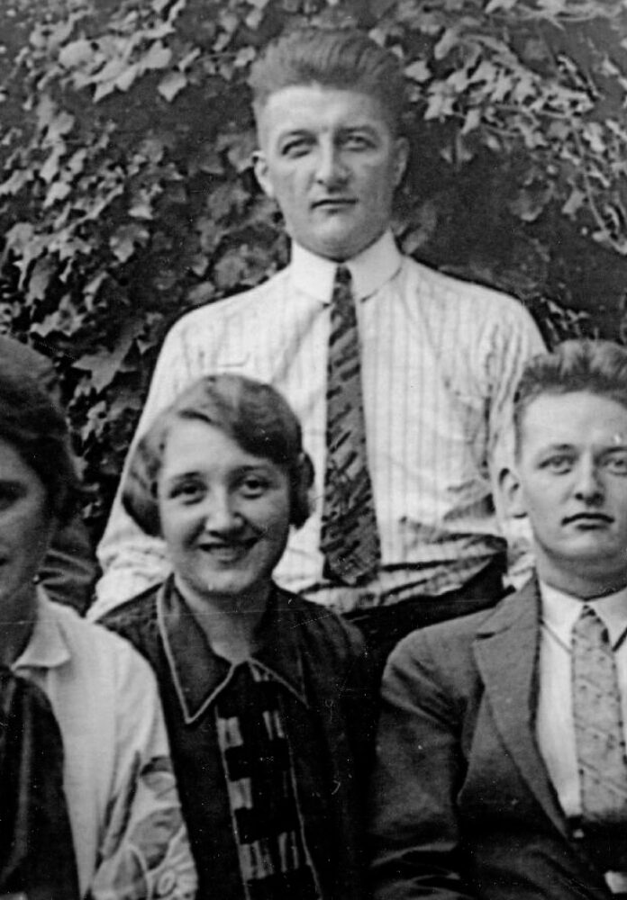 Ein Photo der Familie Schmetz in der Zwischenkriegszeit. Hermann Schmetz befindet sich in der vorderen Reihe. Photo: Gedenkstätte Deutscher Widerstand / Privatbesitz Familie Schmetz.